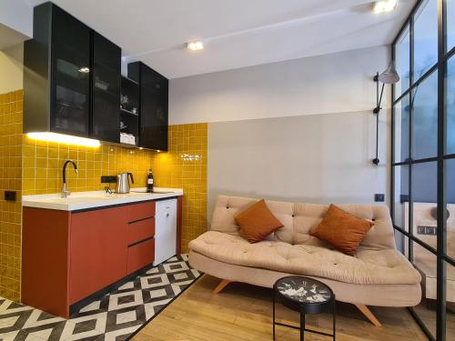 O bucătărie sau chicinetă la NEW Colorful Apartment at Gudaura Lift