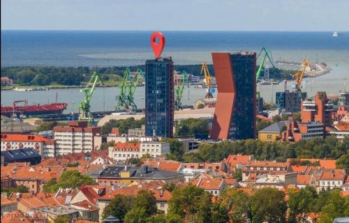 uma vista para uma cidade com um balão de ar quente em Sky-scraper em Klaipėda