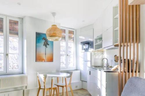 une cuisine avec une table et des chaises dans une pièce dans l'établissement LET'S - Le Next Door - Part Dieu - Wifi, à Lyon