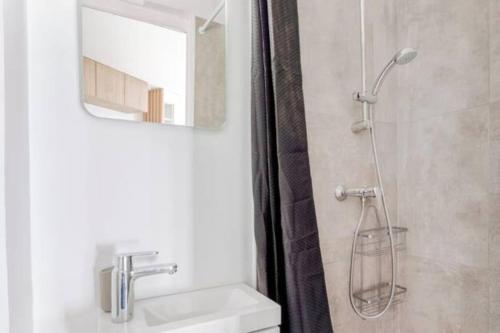 une salle de bain avec une douche avec un lavabo et un miroir dans l'établissement LET'S - Le Next Door - Part Dieu - Wifi, à Lyon