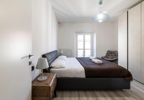 sypialnia z dużym łóżkiem i oknem w obiekcie Nice apartment in the heart of Porta Venezia w Mediolanie