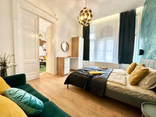 1 dormitorio con 1 cama y 1 sofá en Luxory Design Apartment#Bakáts#FreeParking#8ppl, en Budapest