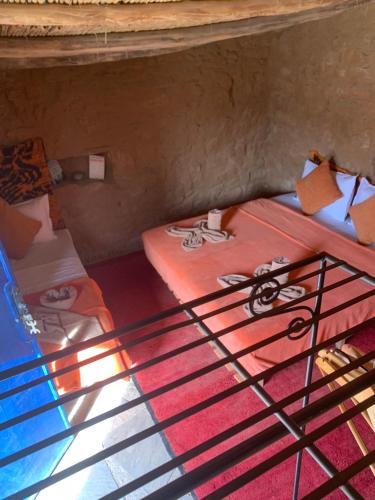 a room with two bunk beds in a room at Maison Boutchrafine in Erfoud