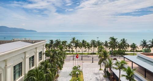 Vom Balkon eines Gebäudes genießen Sie Meerblick. in der Unterkunft Nesta Hotel Da Nang in Đà Nẵng