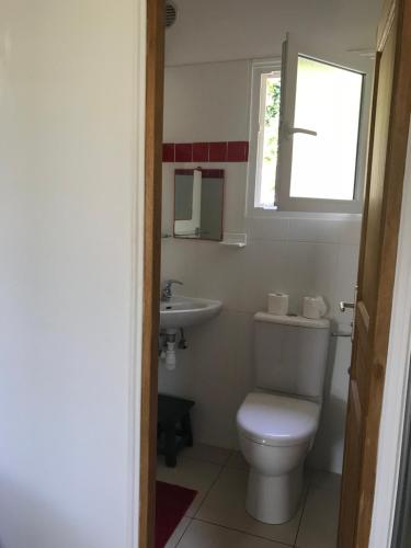 a white bathroom with a toilet and a sink at Résidence île de beauté in Propriano