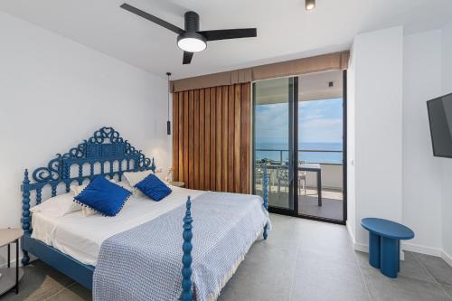 een slaapkamer met een bed en uitzicht op de oceaan bij Playamar in Torremolinos