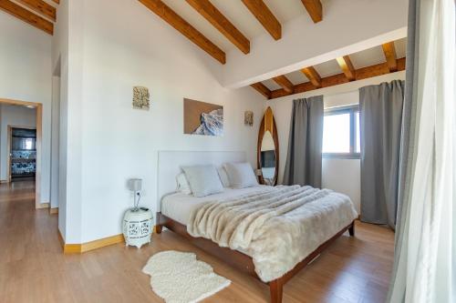 a bedroom with a large bed in a room at Angulo House in Santa Maria
