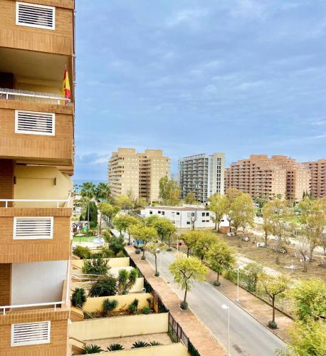 - une vue sur la ville depuis un bâtiment dans l'établissement Ref 023 Caribbean Coast Apartment I R 023, à El Borseral