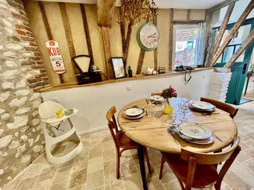 a dining room with a wooden table and chairs at Gîte de la Coursevière - Proximité des plages de la Côte d Opale, Nausicaá et Montreuil-Sur-Mer in Doudeauville