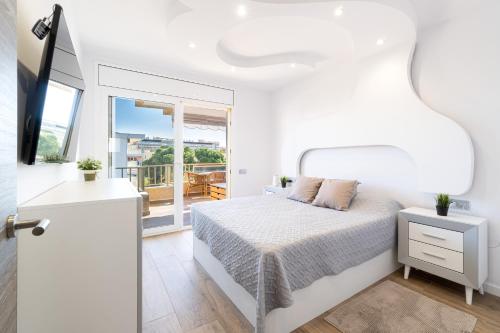 Postel nebo postele na pokoji v ubytování TuristMar - Amplio apartamento con gran terraza con vistas a solo 50m de la playa, Salou