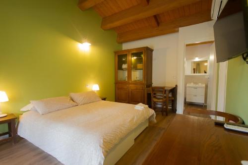 um quarto com uma cama, uma secretária e uma mesa em Albergo Diffuso Borgo Retrosi di Amatrice em Amatrice