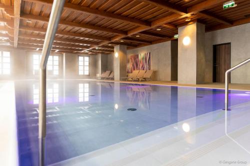 a large swimming pool in a large building at Bergresort Gerlitzen by ALPS RESORTS in Treffen