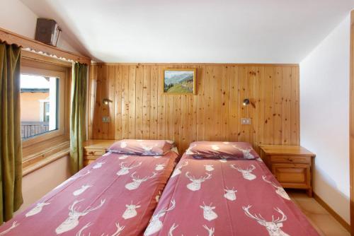 een slaapkamer met 2 bedden en een raam bij Appartamento Pablo in Livigno