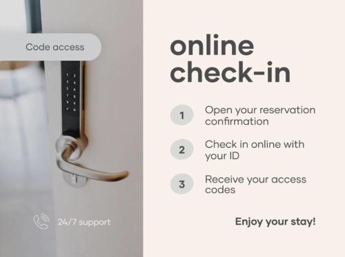 uma imagem de uma porta com o texto de check-in online em Hostal Blayet em Valência