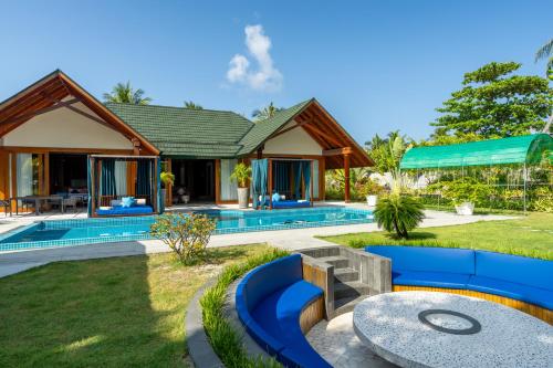 Bazén v ubytování Furaveri Maldives - COMPLIMENTARY ROUND-TRIP SEAPLANE TRANSFER for two for a minimum of 5 nights or more from May 1st to October 31st, 2025 nebo v jeho okolí