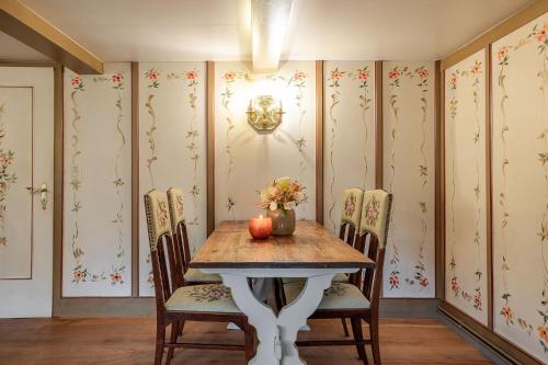 Un comedor con mesa y sillas en Alkoven, en Braderup