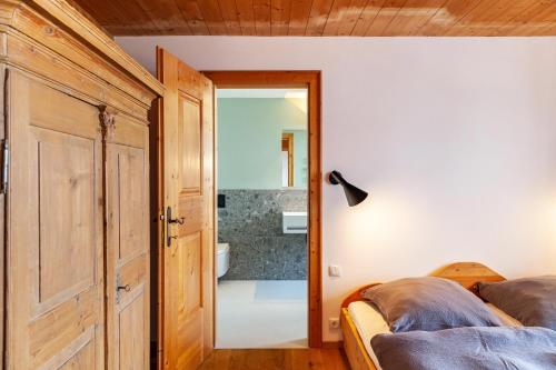 a bedroom with a door leading to a bathroom at Chalet Flocke Sternschnuppe in Sankt Anton am Arlberg