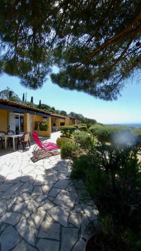 a house with a patio with a table and chairs at Résidence île de beauté in Propriano