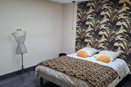Jujurieux的住宿－Gîte du Riez，一间卧室配有一张带两个枕头和一面墙的床。