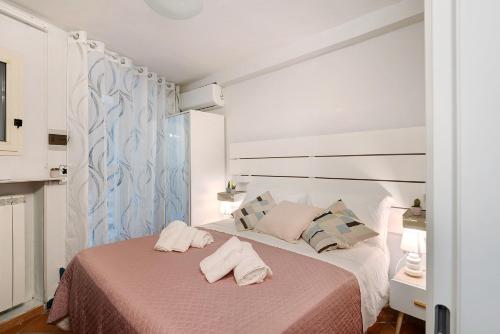 a bedroom with a bed with two towels on it at Oasi del Petraio in Naples