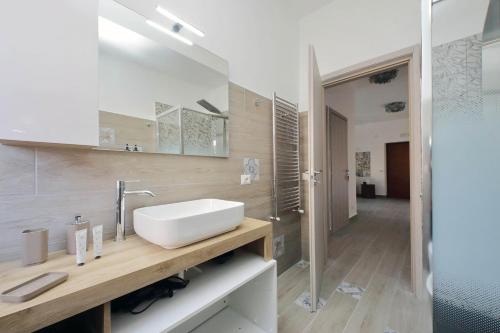 a bathroom with a white sink and a shower at Appartamento Spazioso - Vicino al Mare e a Roma in Fiumicino