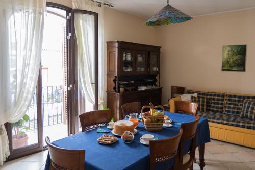 una sala da pranzo con tavolo e sedie blu di B&B Iris a Laterza