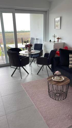 sala de estar con sofá, sillas y mesa en Wohnung mit Garten Nähe Legoland, en Leipheim