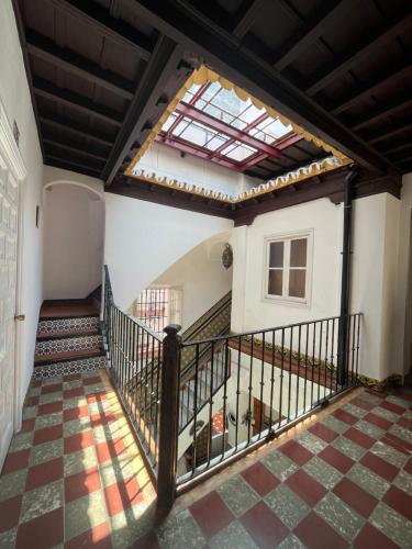 - un escalier intérieur dans une maison avec une lucarne dans l'établissement Hostal Atenas, à Séville