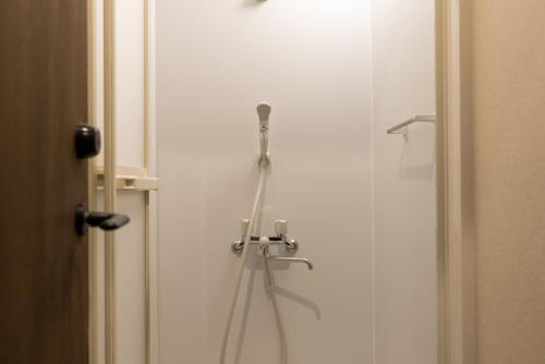 a shower in a bathroom with a shower at azamianassobo in Asso