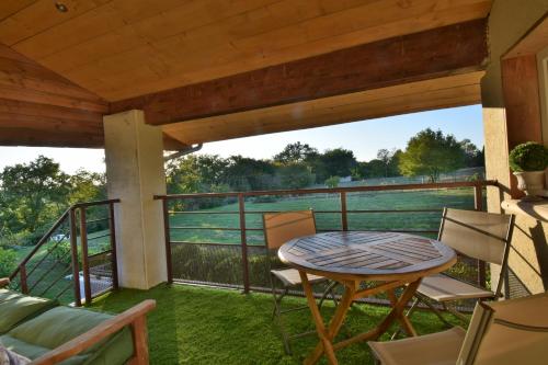 Un balcón o terraza de Le Refuge Confortable gîte avec terrasse
