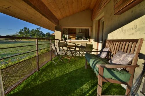 Un balcón o terraza de Le Refuge Confortable gîte avec terrasse