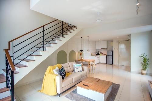 Arte Mont Kiara by Cobnb في كوالالمبور: غرفة معيشة مع أريكة وطاولة
