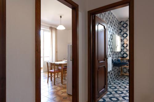 a hallway with a mirror and a dining room at Conchiglia al Mare in Trappeto