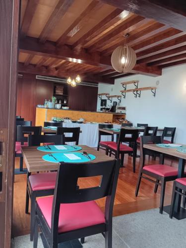 een eetkamer met houten tafels en stoelen bij Quinta do Esquilo - Hotel Rural in Rendufe