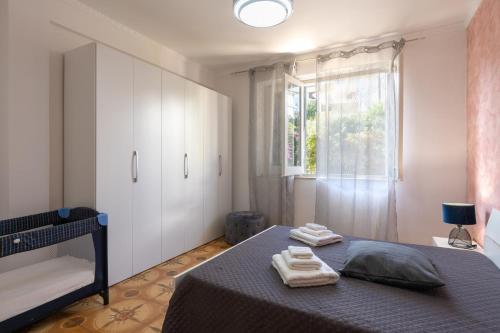 a bedroom with a bed with two towels on it at Conchiglia al Mare in Trappeto