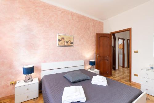 een slaapkamer met een bed met twee handdoeken erop bij Conchiglia al Mare in Trappeto
