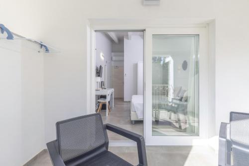 salon z krzesłem i lustrem w obiekcie Hotel S'arena Beach w mieście La Caletta
