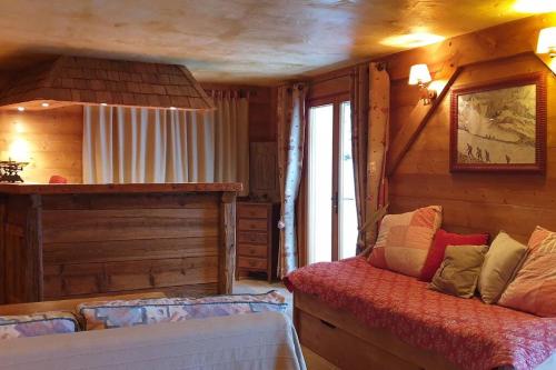 una sala de estar con sofá en una cabaña en Très belle vue pour un chalet de 200 m2, en Arâches-la-Frasse