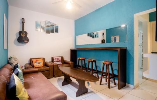 een woonkamer met een bank en een tafel bij Ubatuba Wild Hostel in Ubatuba