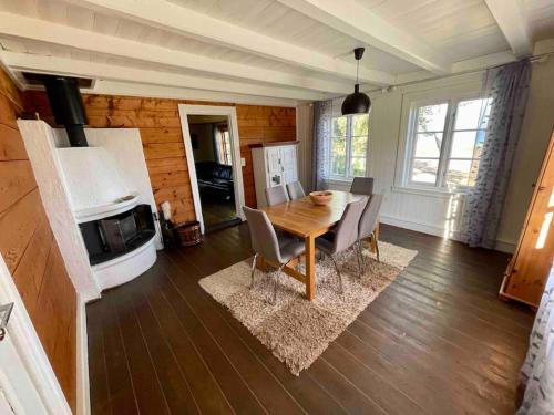 jadalnia z drewnianym stołem i krzesłami w obiekcie Nordland House-Breathtaking View-Central Location w mieście Sortland