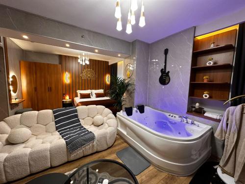 uma grande casa de banho com uma grande banheira num quarto em İstanbul Houses Sabiha Gökçen Airport Hotel em Istambul