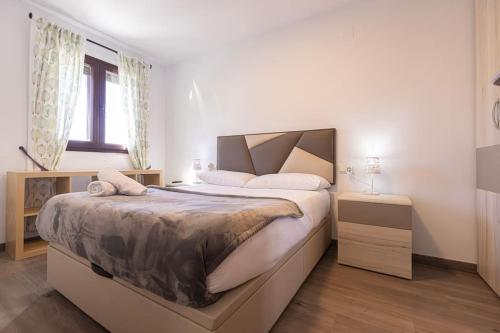 ein Schlafzimmer mit einem großen Bett und einem Fenster in der Unterkunft Terralta in Granada