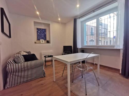 un salon avec une table blanche et un canapé dans l'établissement Le repos biterrois ઼, à Béziers