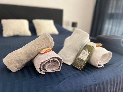 ein Bett mit Handtüchern und einem Wecker darauf in der Unterkunft EasyRoomBasel in Basel