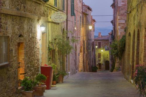 an alley in an old town with buildings at Locanda di CasalMustia in Castelmuzio