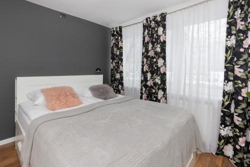 una camera con letto e finestra con tende di Two-Bedroom Apartament Ideal for Families by Renters a Varsavia