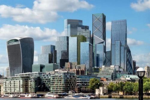 Blick auf eine Stadt mit hohen Gebäuden in der Unterkunft Central London Spacious Flat with 2 to 3 Bedrooms in London