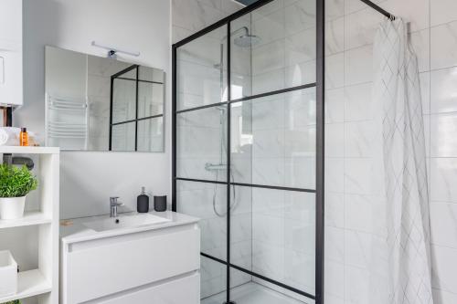 La salle de bains est pourvue d'une douche et d'un lavabo. dans l'établissement Evere EU Residence, à Bruxelles