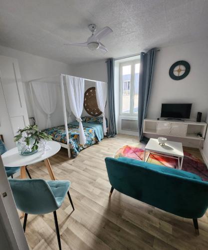 un salon avec un canapé et un lit dans l'établissement WELCOME, à Nantes