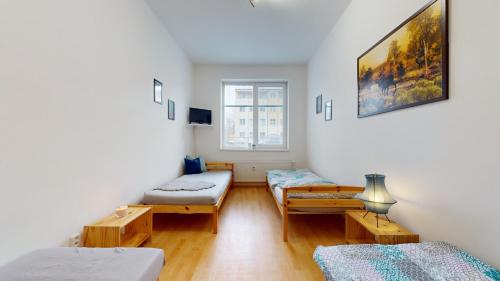 een woonkamer met 2 bedden en een bank bij Apartmán Esser 2 in Milovice